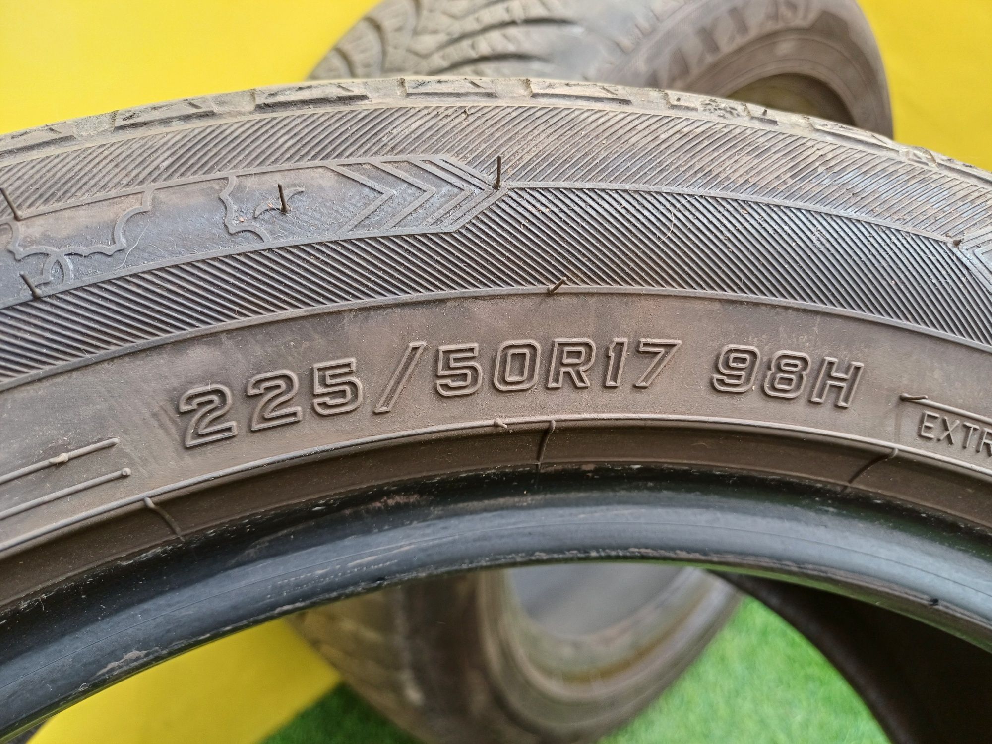 Шины 225/50 R17 Dunlop пара.