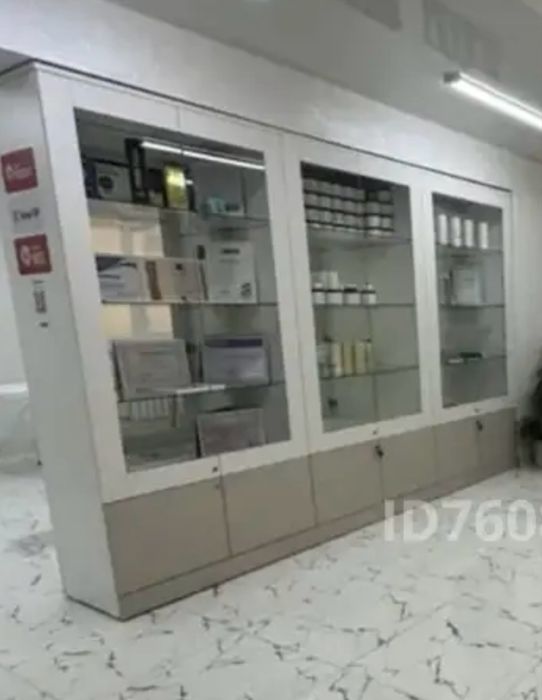 Стеклянный шкаф витрина