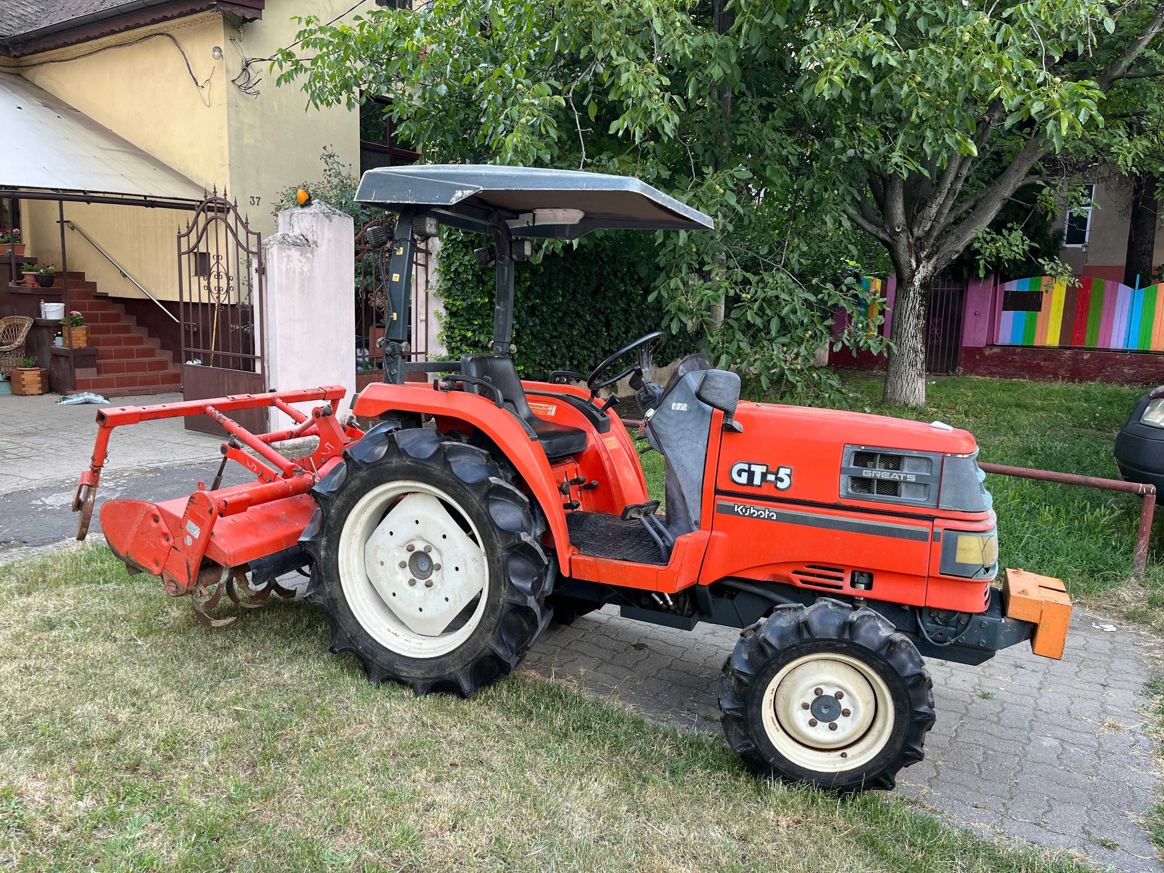 Tractor 4x4 Kubota GT5 cu freza