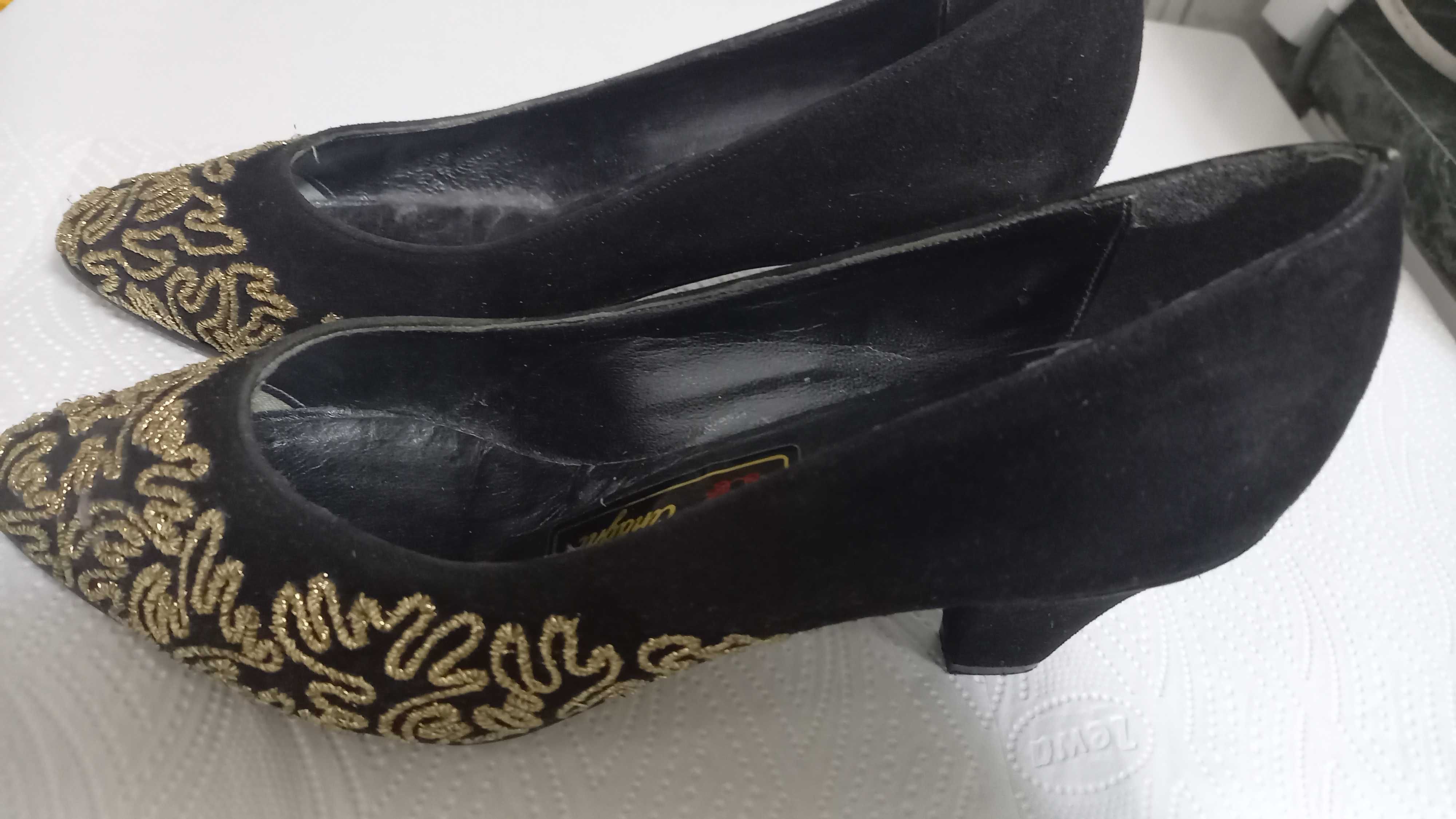 Pantofi negri cu broderie aurie, nr. 37 , stare foarte bună