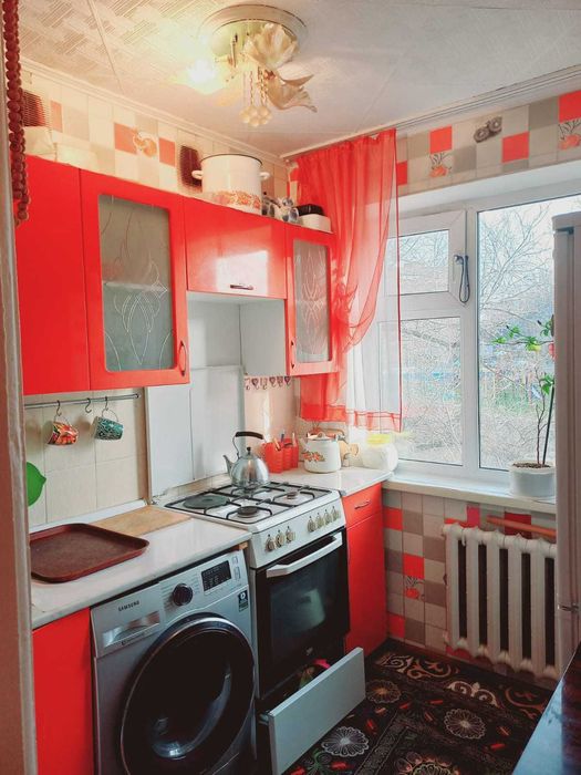 2х комн. 6 мкр. 3 эт/ 5 Не угловая, частично мебель. На против Самрук