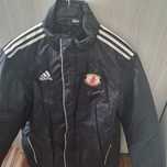 Vând geaca lunga adidas fotbal