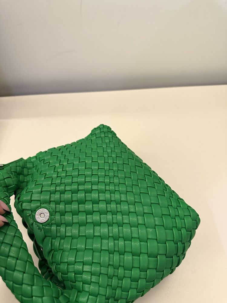 Зелена дамска чанта Zara