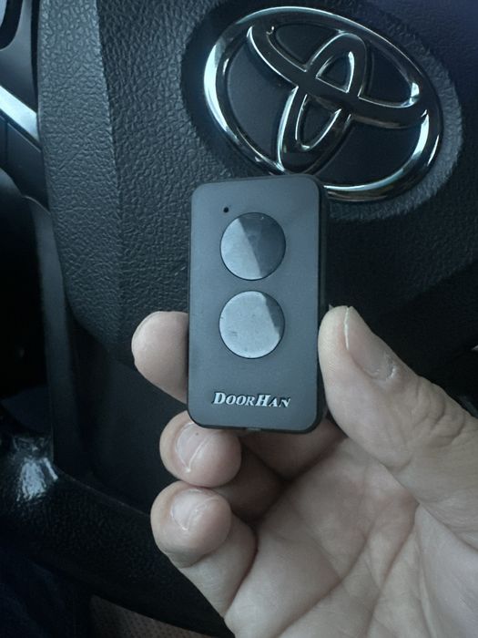 Продам 2 брелка от шлагбаума, марки DoorHan