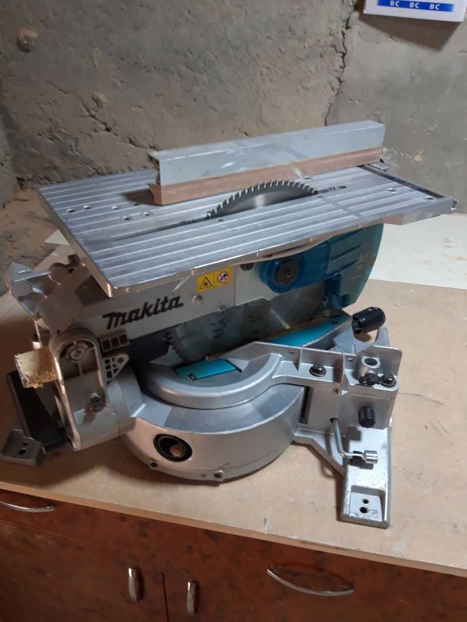 Пила торцовочная Makita