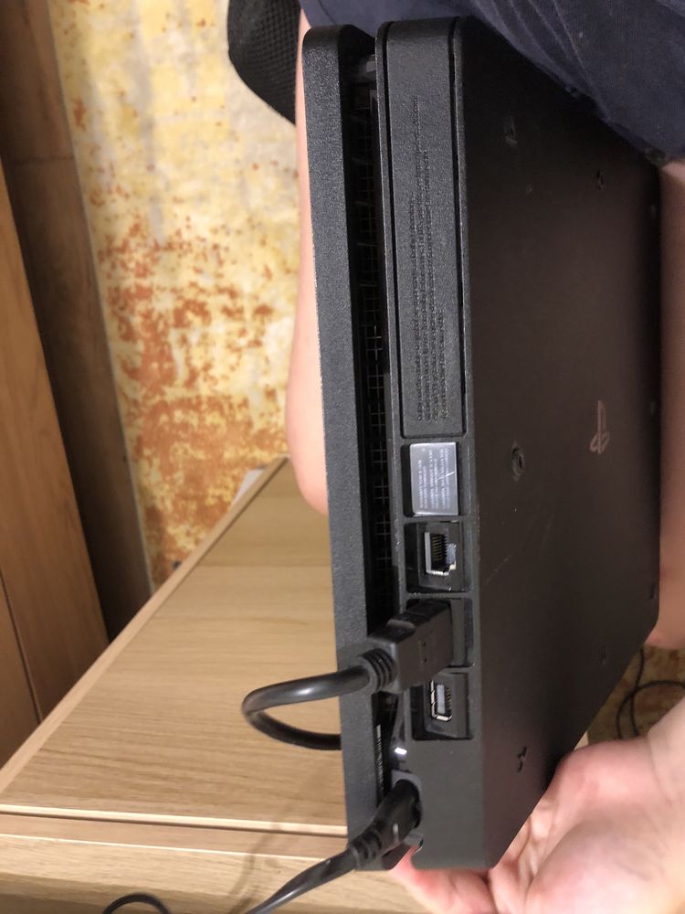 PlayStation 4 Slim – 1TB + GTA V + Căști + Controller – 599 lei