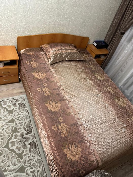 Двухспальная кровать с прикроватными тумбами