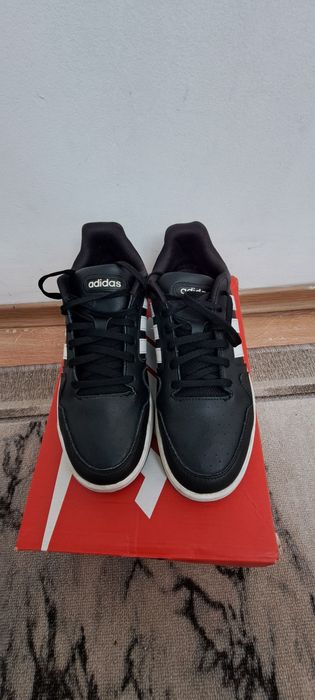 Продам кожаные кроссовки Adidas. 42.5