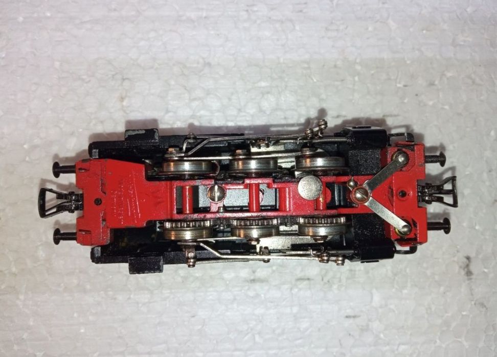 Locomotiva fleischmann BR80 scara H0, 1:87

Tracțiune integrală pe toa