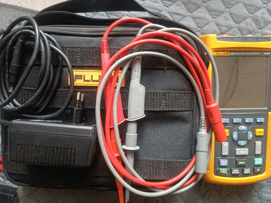 Осциллограф-мультиметр (скопмерт) цифровой запоминающий  Fluke 123
