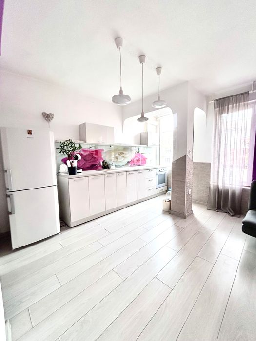 Дава се под наем Тристаен апартамент в Варна, Център - 98 кв.м за 586.5 € - Снимка #2