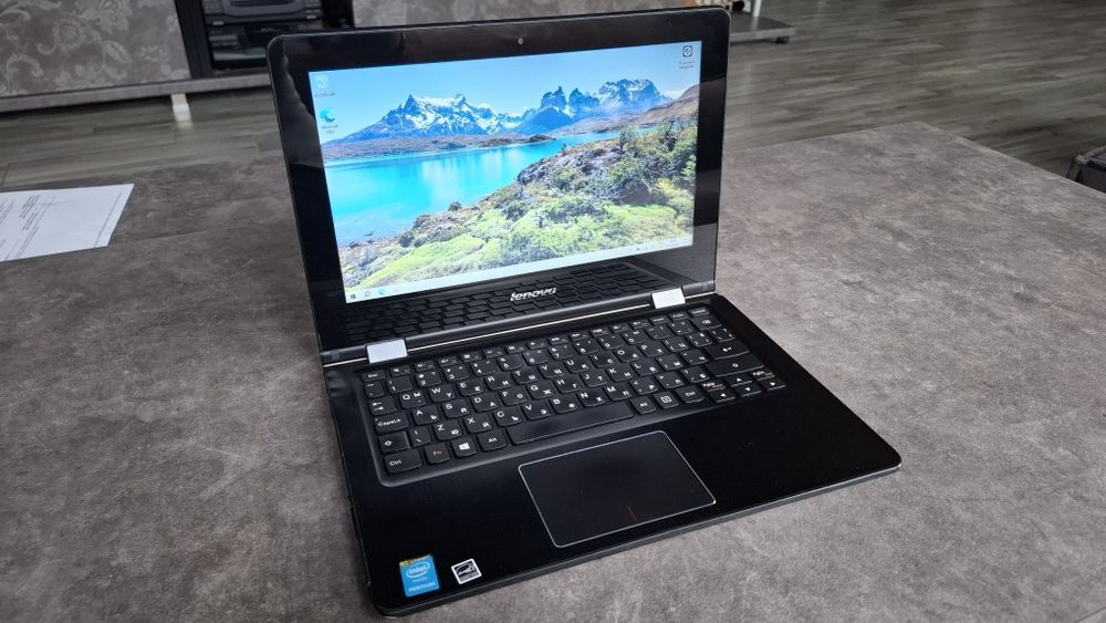 Lenovo Yoga 300-11IBR – 2 в 1 (лаптоп и таблет) + чанта