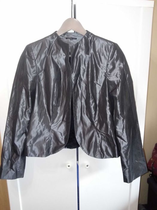 Бяло дамско яке, сиво сако, черна жилетка, светла жилетка