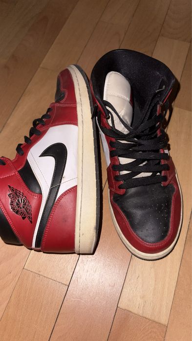Air Jordan 1 Retro Mid Chicago Red Black Toe