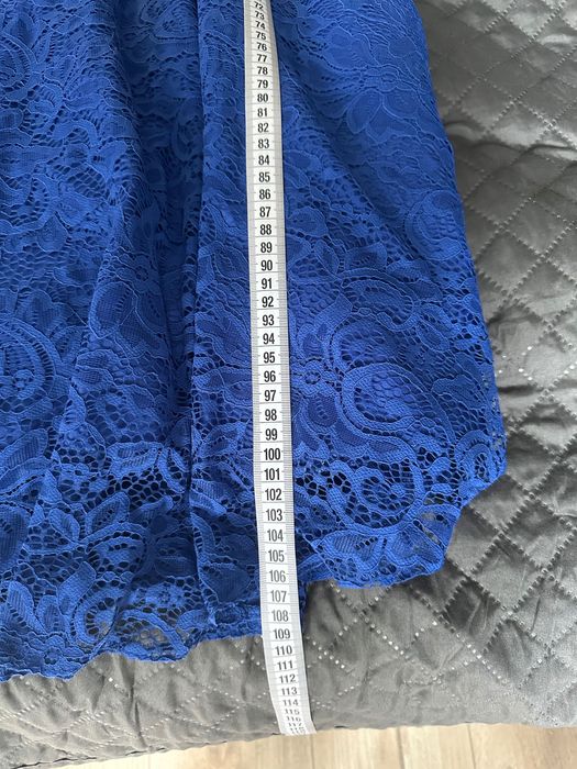 Елегантна дантелена рокля в кобалтово синьо