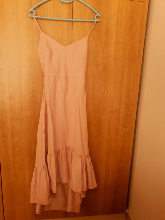 Рокля с отворен гръб