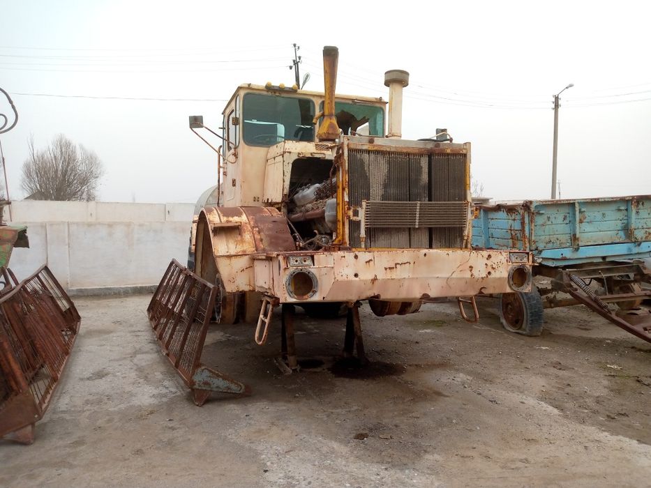 Ka 700 kasemsot traktor sotiladi