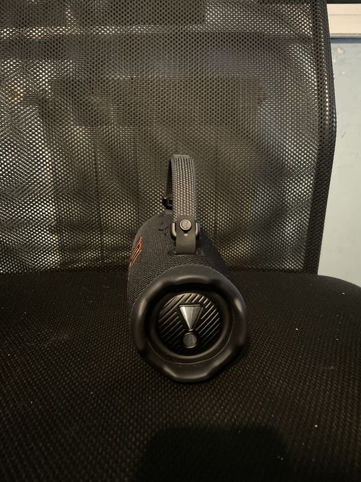 Boxa JBl Charge 6 inca in garantie,cumparata acum 3-4 luni