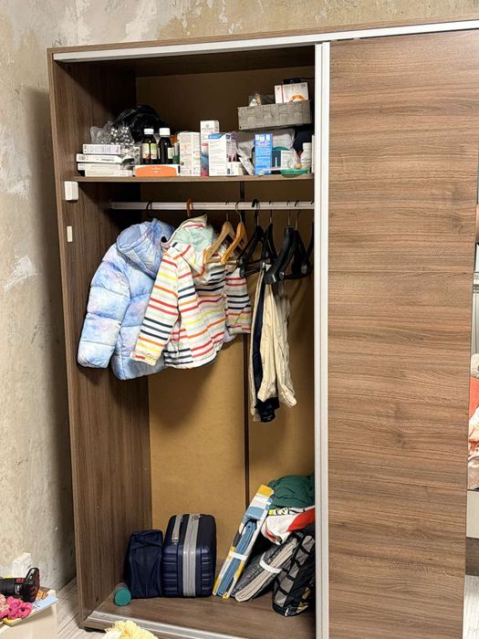 Обзавеждане за спалня- гардероб, скрин и 2 нощни шкафчета