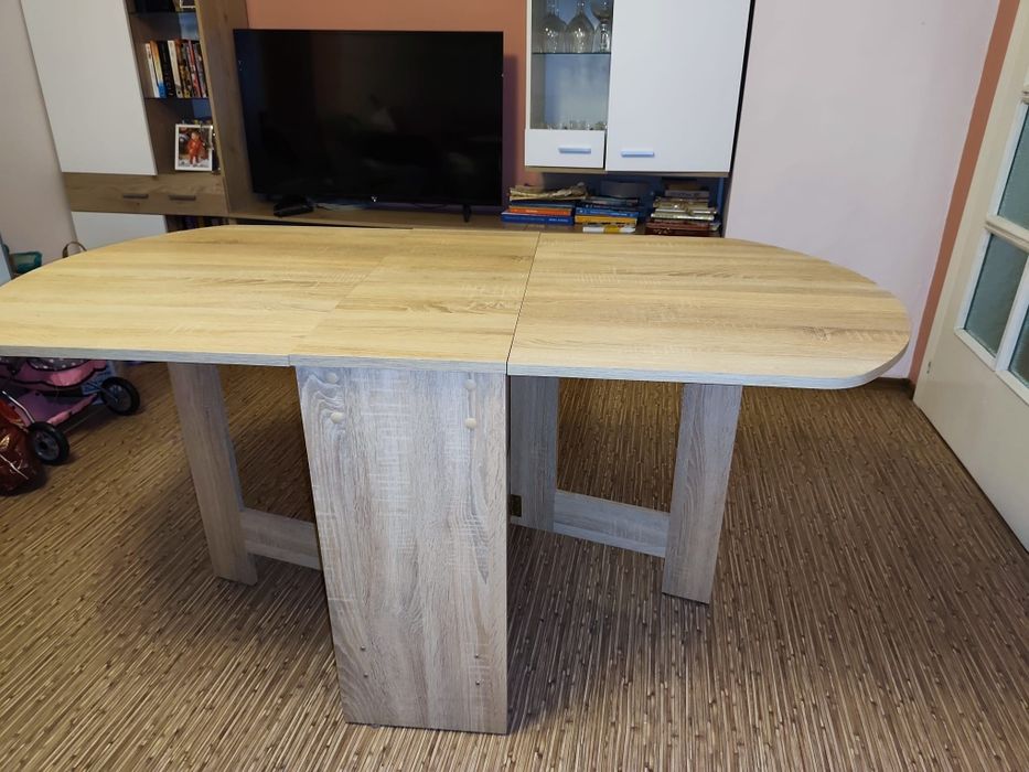 Продавам : Дървена маса