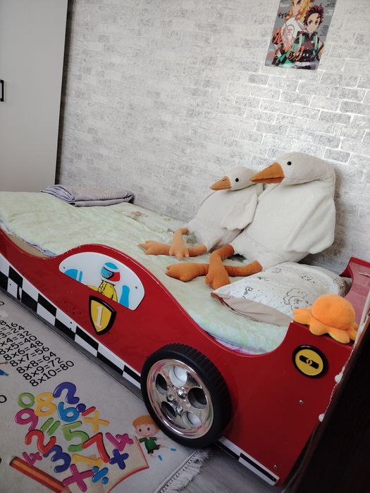 Продам кровать детскую в виде машинки 4-10 лет