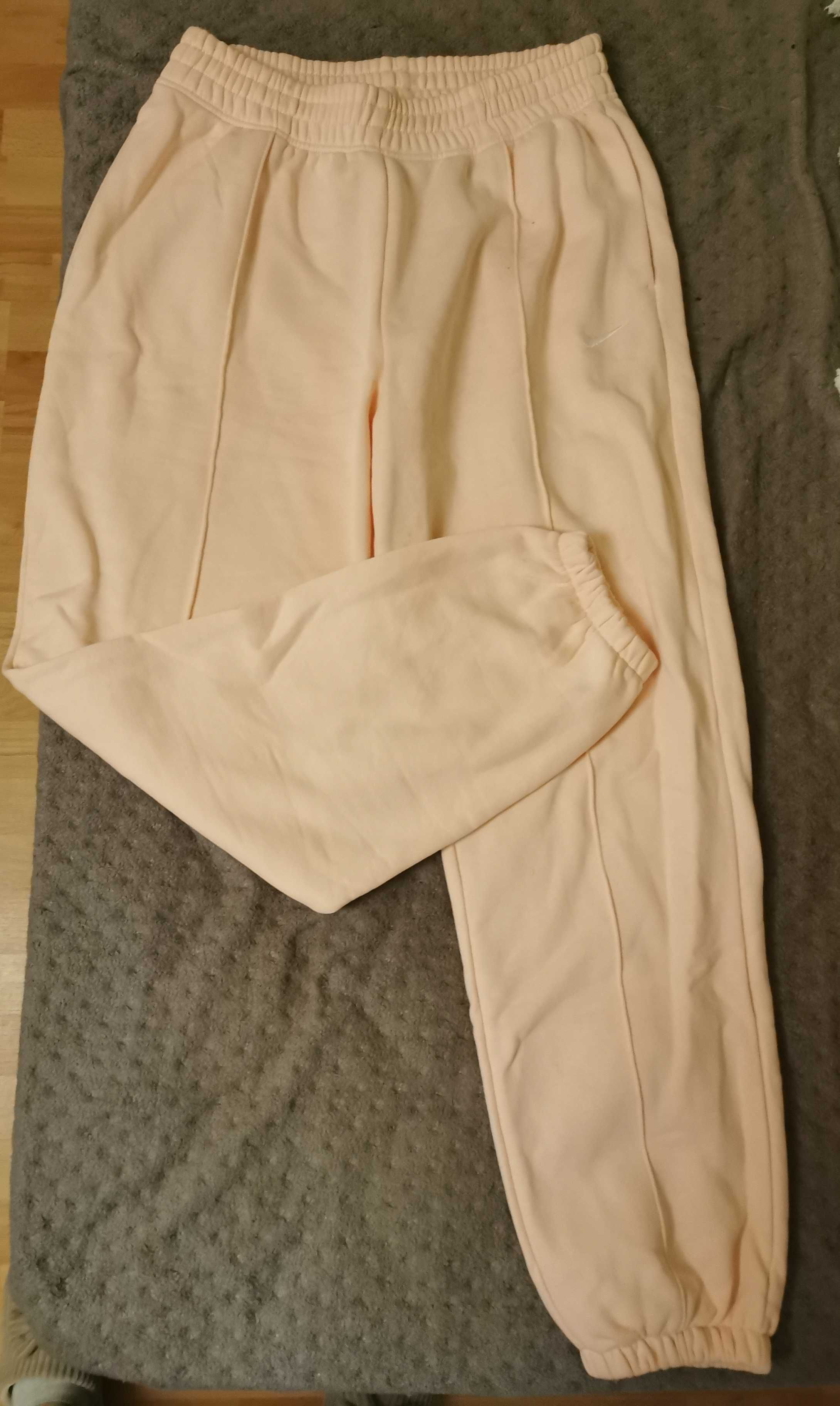 Pantaloni Nike roz