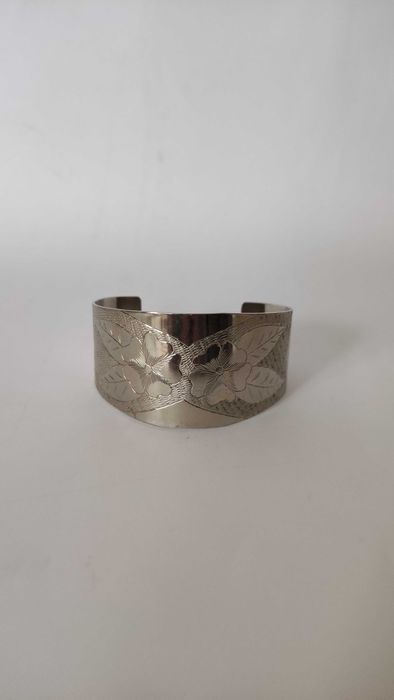 Широка гравирана гривна от сребрист метал