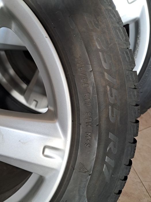 Продавам зимни гуми Pirelli 225 55 17 комлект с джанти 5х114,3