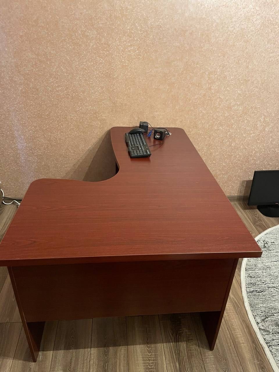 Письменный угловой рабочий стол б/у, размер 1,45/1 м