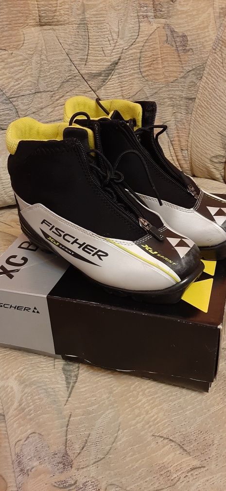 Лыжи в комплекте с креплением и ботинками Fischer xc boots.