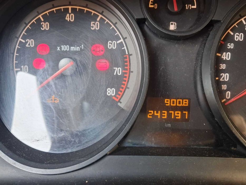 Продавам Опел Зафира