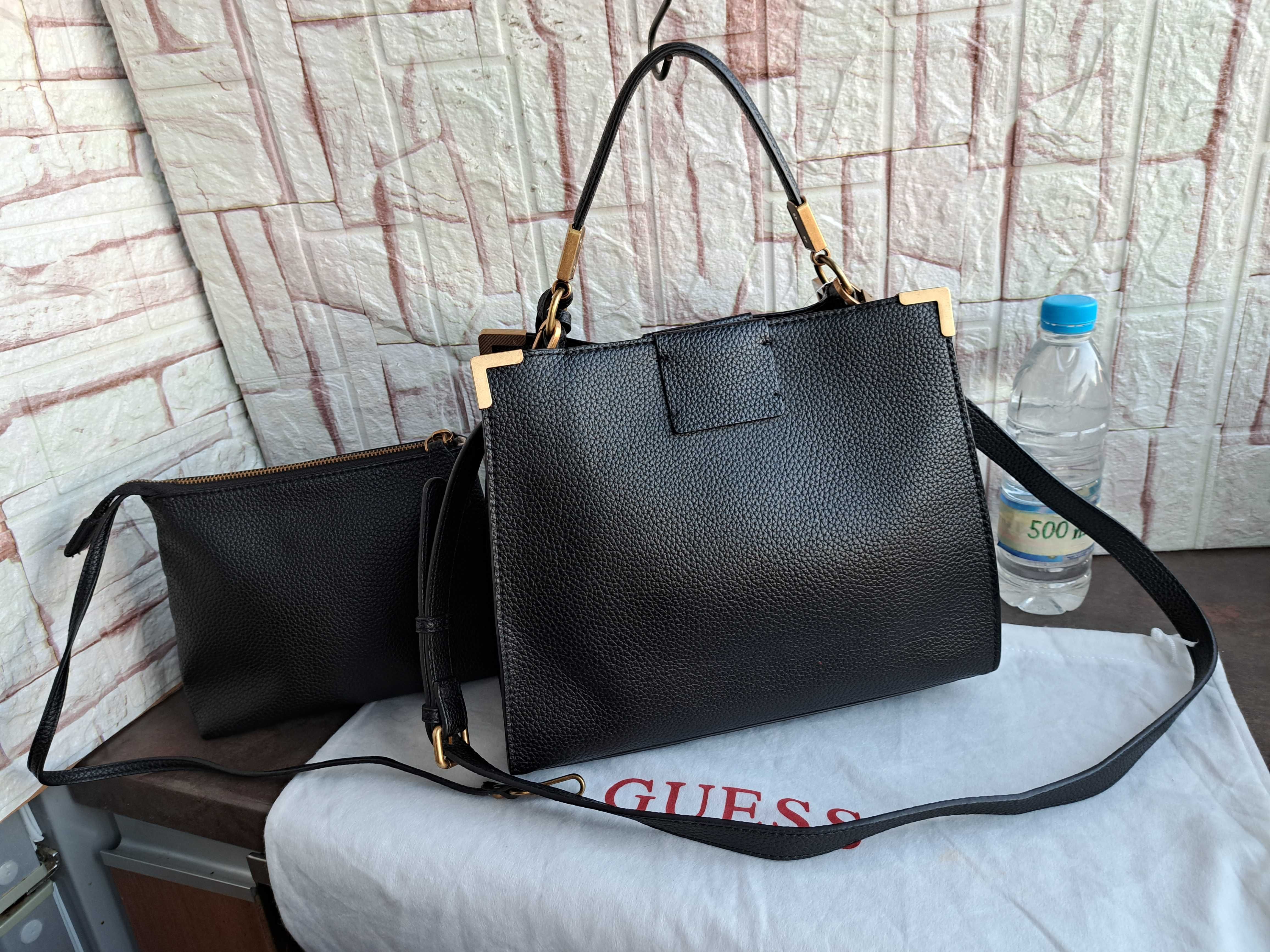 Guess-Нова черна чанта с пискюли
