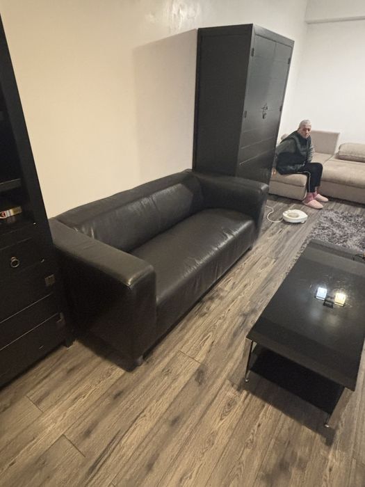 Canapea neagra din piele