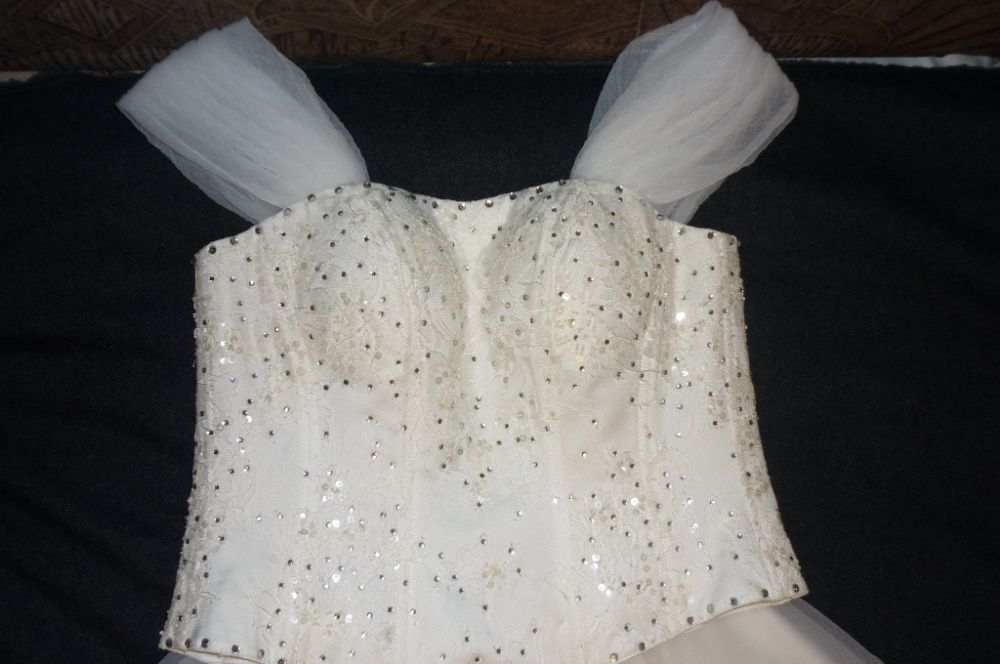 Rochie de mireasa alba stil printesa cu cristale Swarowski