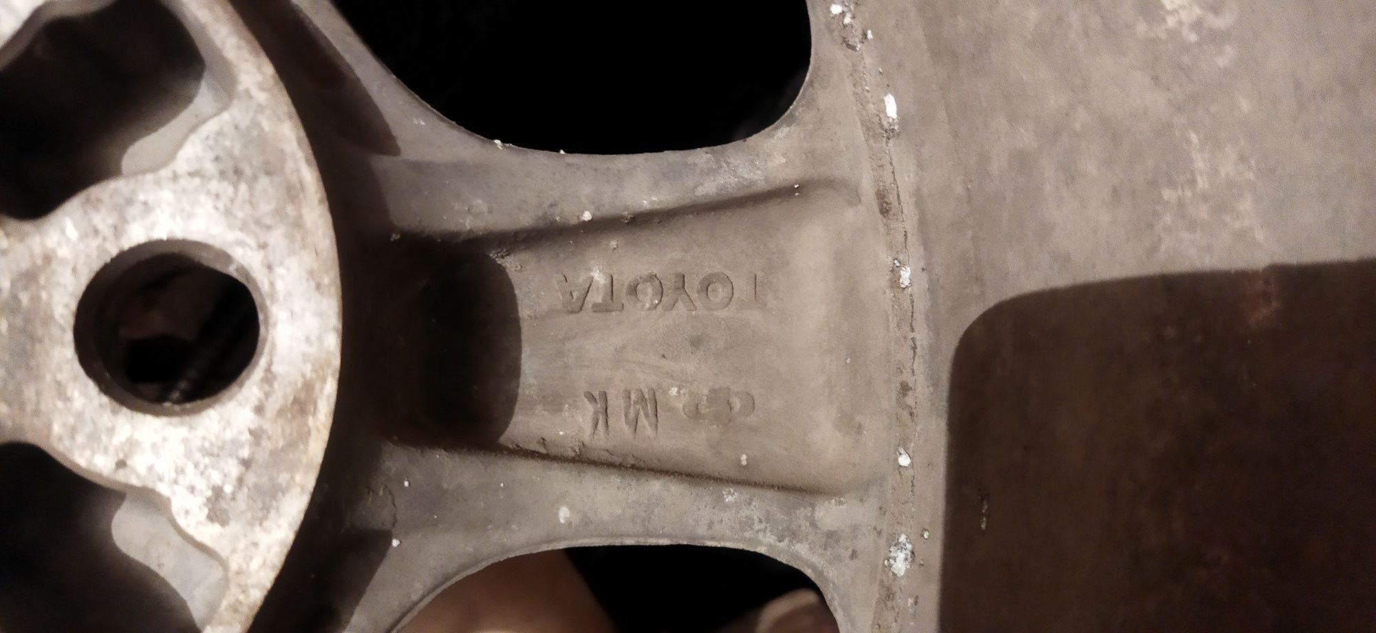 Продам 2 литых диска