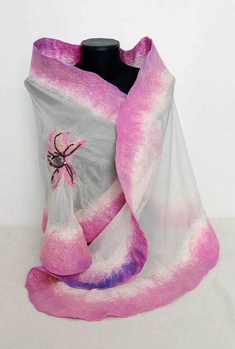 Филцов , ръчно изработен шал чрез мокро плъстене