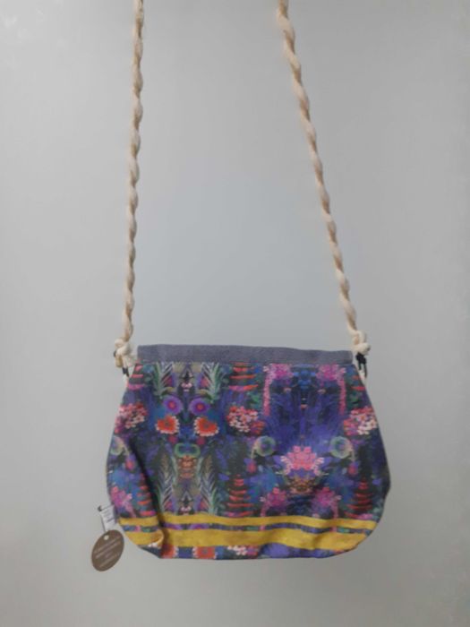 Poseta cu motive florale