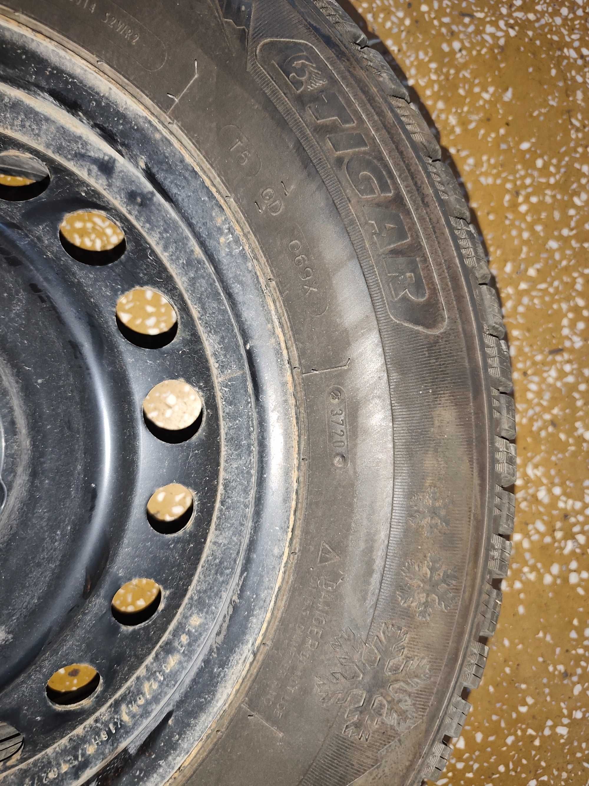 Vând anvelope de iarnă 215/65 R16 cu jante de oțel