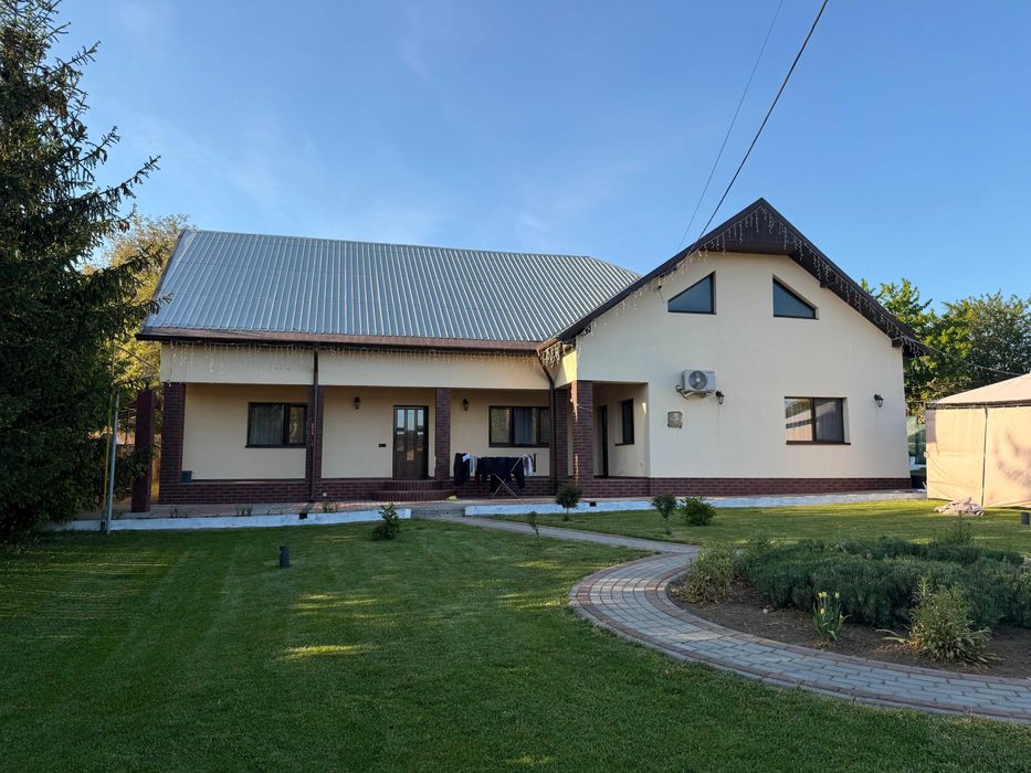 Vând casă spațioasă parter, Ion Creangă, Neamț