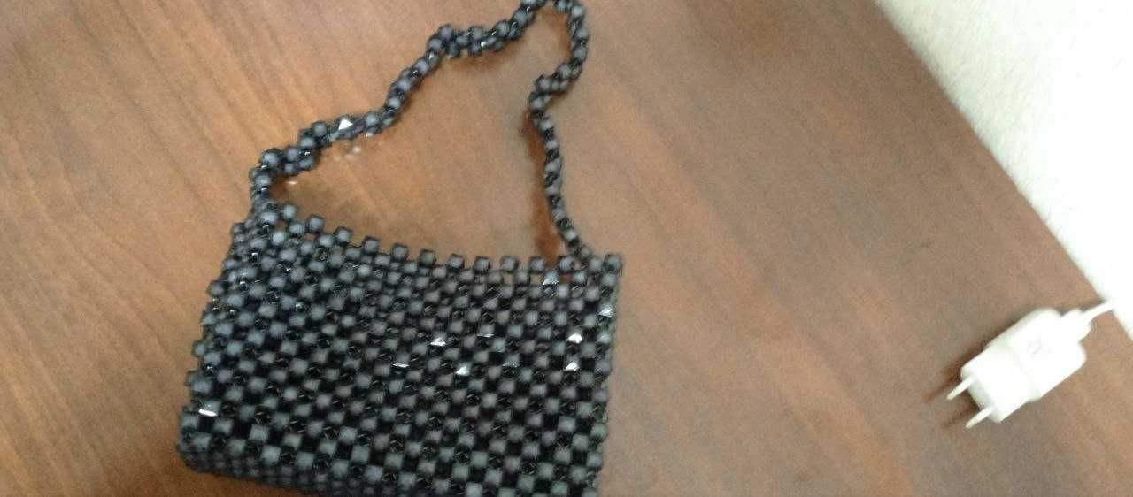 Продаются сумочки из бусинок.  Новые. Ручная работа.