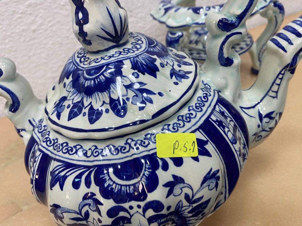Белгийски порцеланов чайник  със стойка и спиртник на Boch Belgium
