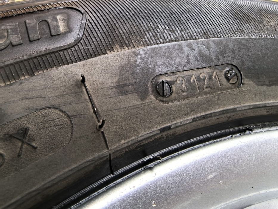 Продавам запазени зимни гуми комплект с джанти DOT21 KORMORAN 225/55 R
