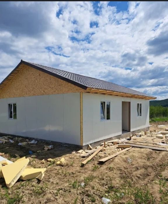 vând case din structura metalică su panouri sandwich