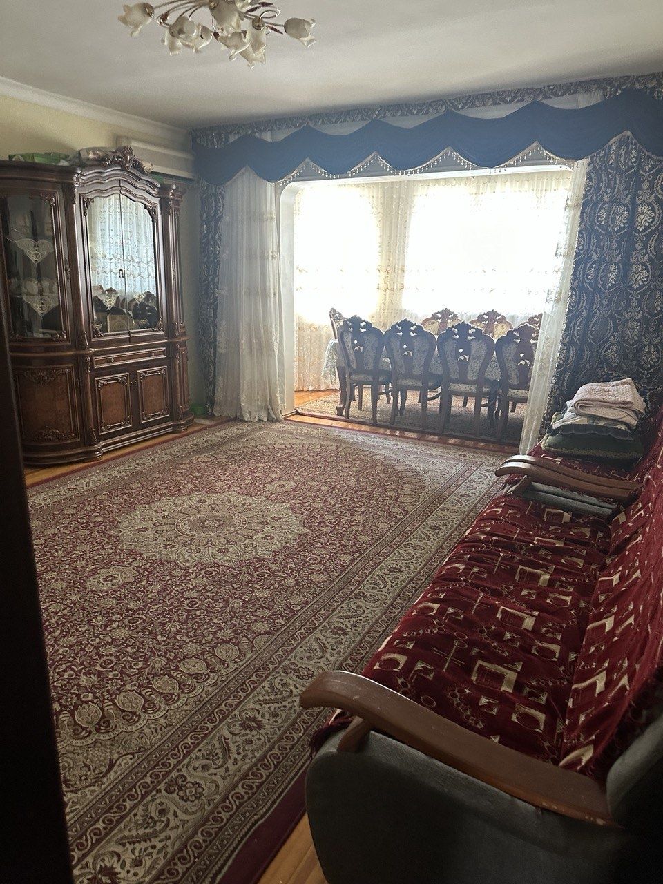 М. Новза.  9 этажный панельный дом.