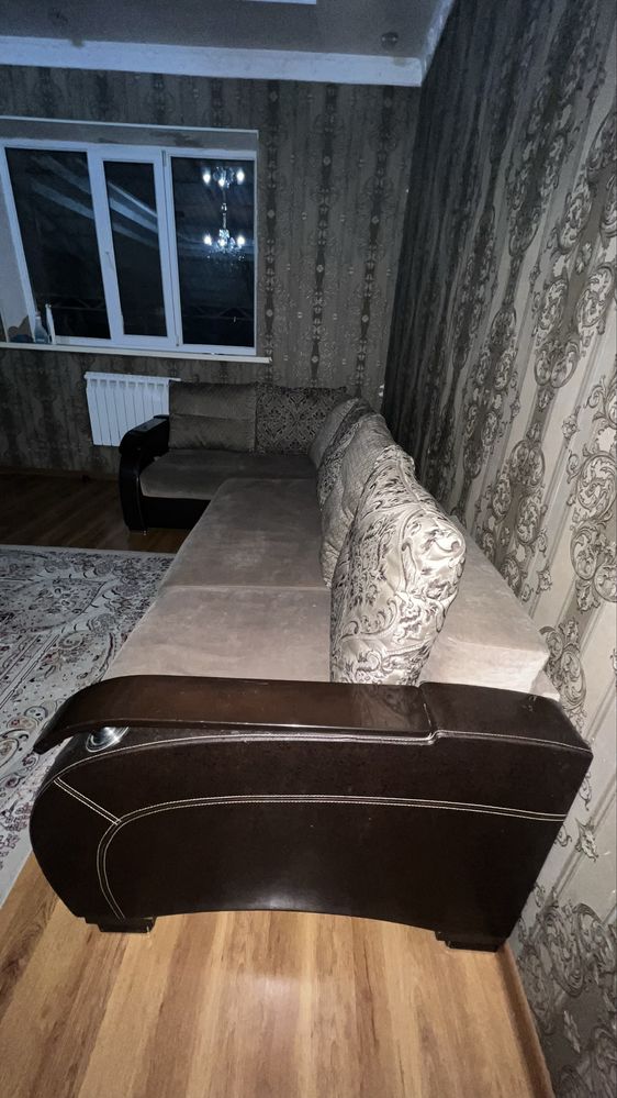 Диван угловой. Размер 3.5*1.8