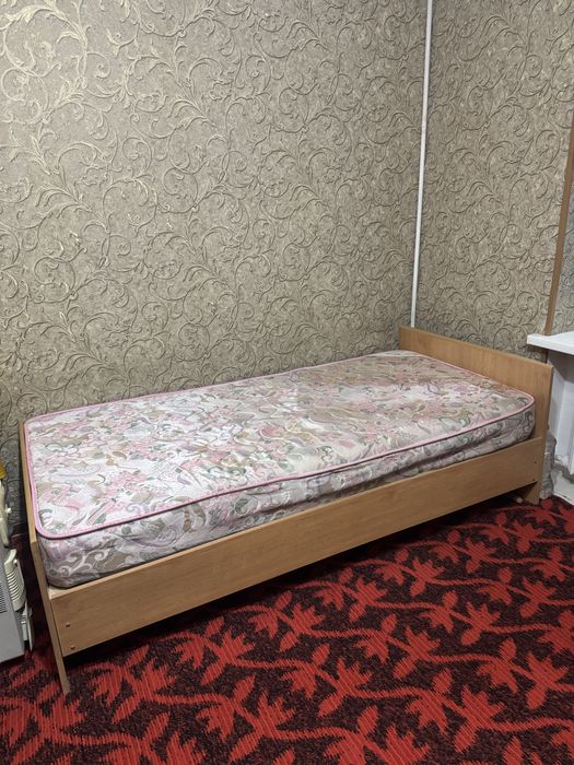 Krovat (matrasi bilan) va kiyim shkafi – arzon narxda!