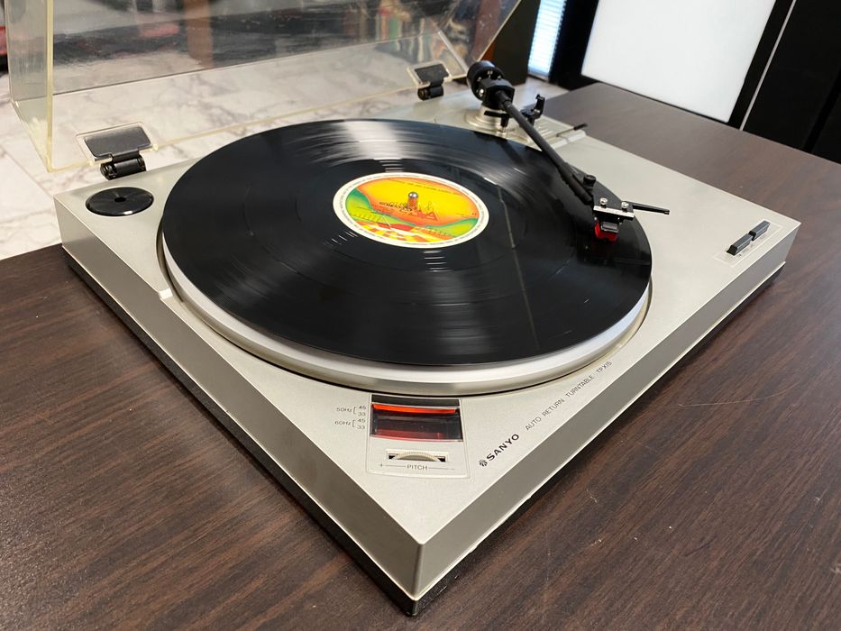 Отличен грамофон Sanyo