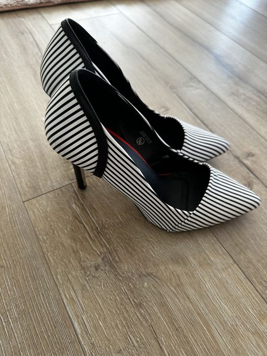 Обувки на висок ток