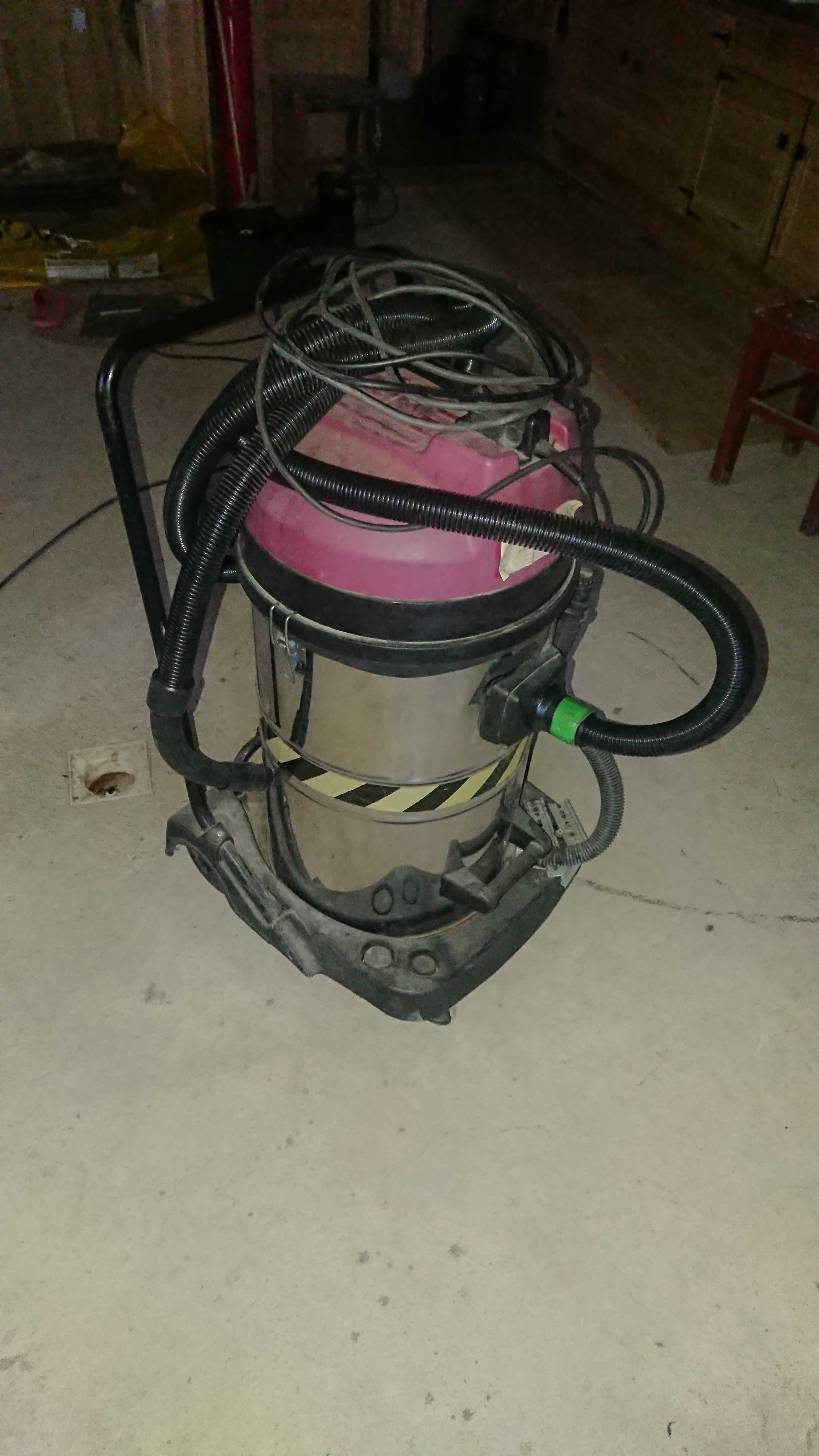 Aspirator PROFESIONALde 3kw.cu 3 motoare a 1000w ,umed-uscat, Italia.