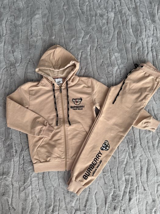 Продавам детски екип BURBERRY